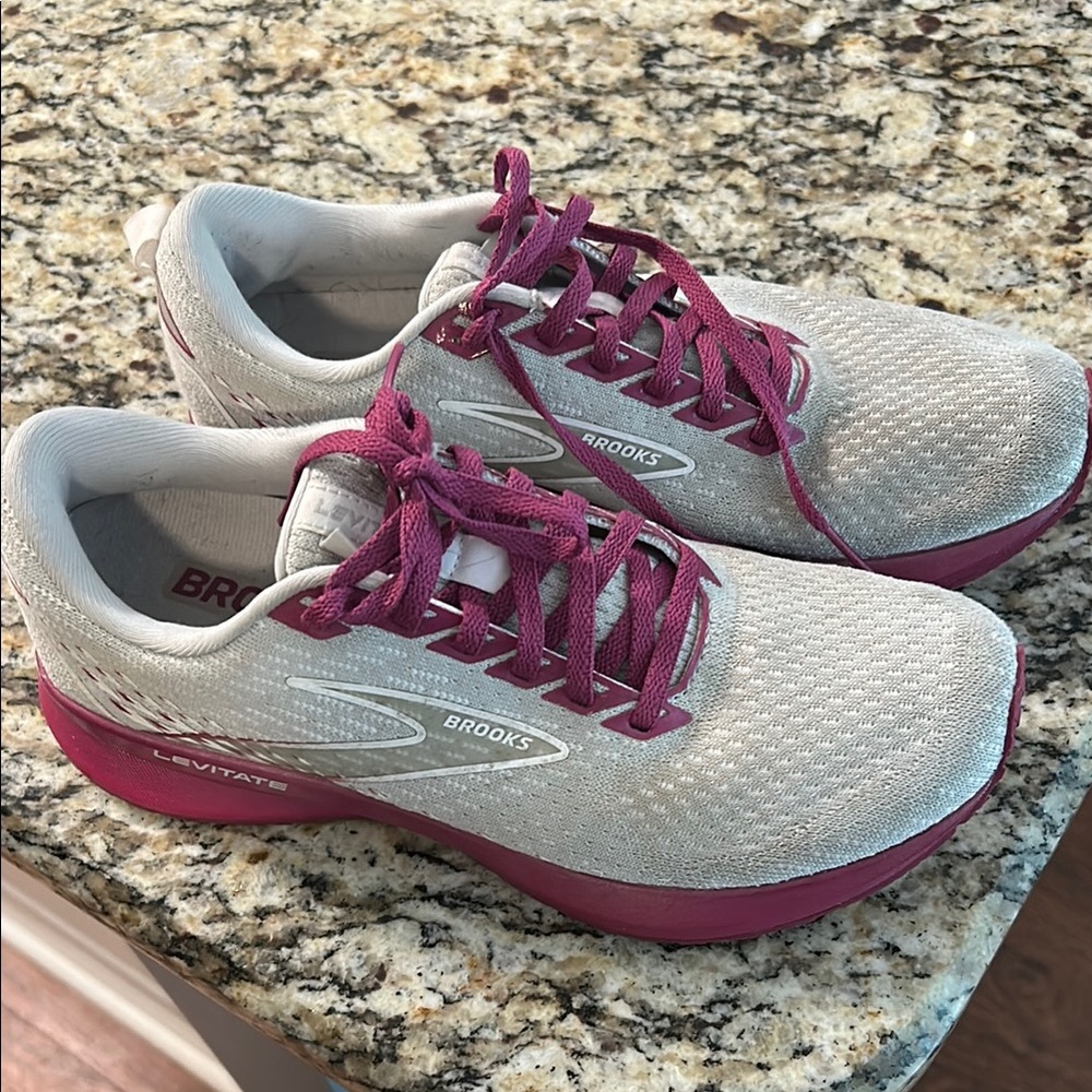 Brooks levitate women’s 8.5